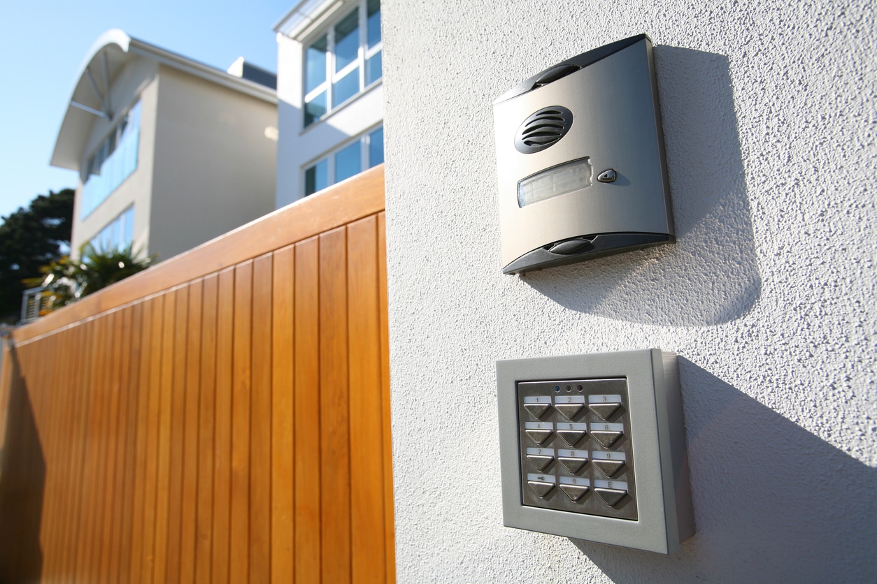 Hardwired Alarm Systems vs Wireless: What’s Better For You?